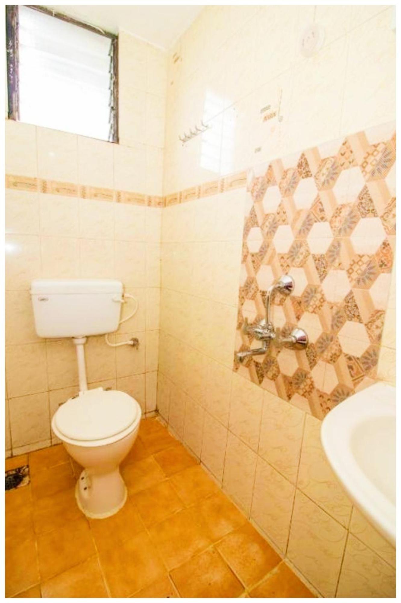 Hotel Premium Travellers # Inn Near Temple - Fully Air Conditioning Hotel - Hygiene And Spacious Room - A Top Rated Luxuary Hotel Merces Esterno foto